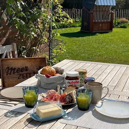 Föhrliebt Reetdachhaus * Alkersum