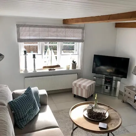 Föhrliebt Reetdachhaus Alkersum