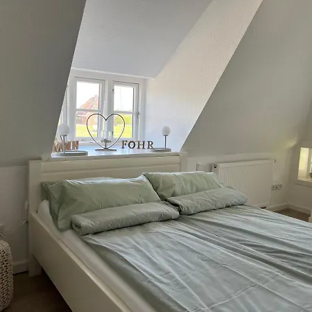 Föhrliebt Reetdachhaus Ferienhaus Alkersum
