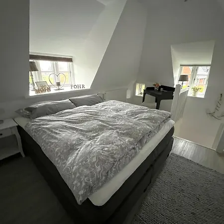 Föhrliebt Reetdachhaus Ferienhaus Alkersum