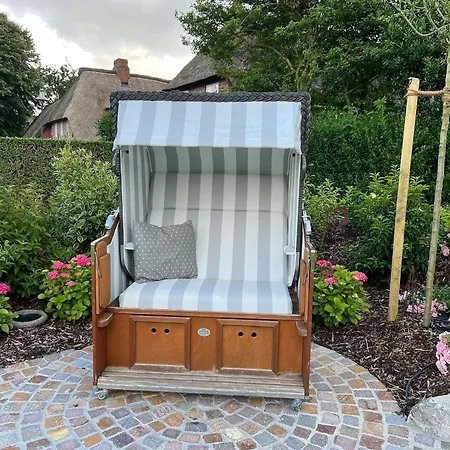 Föhrliebt Reetdachhaus Alkersum